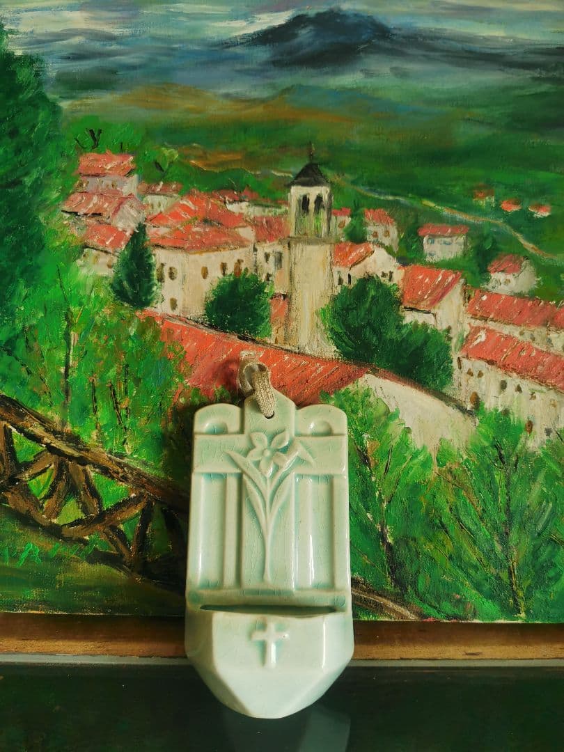 アンティーク 美しい青磁色 聖水入れ 百合紋様 十字架レリーフ 貫入 麻紐付