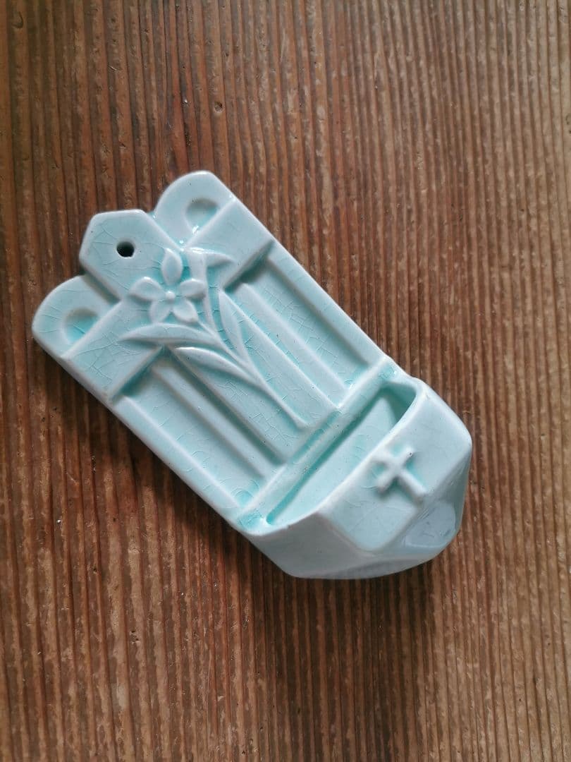 アンティーク 美しい青磁色 聖水入れ 百合紋様 十字架レリーフ 貫入 麻紐付