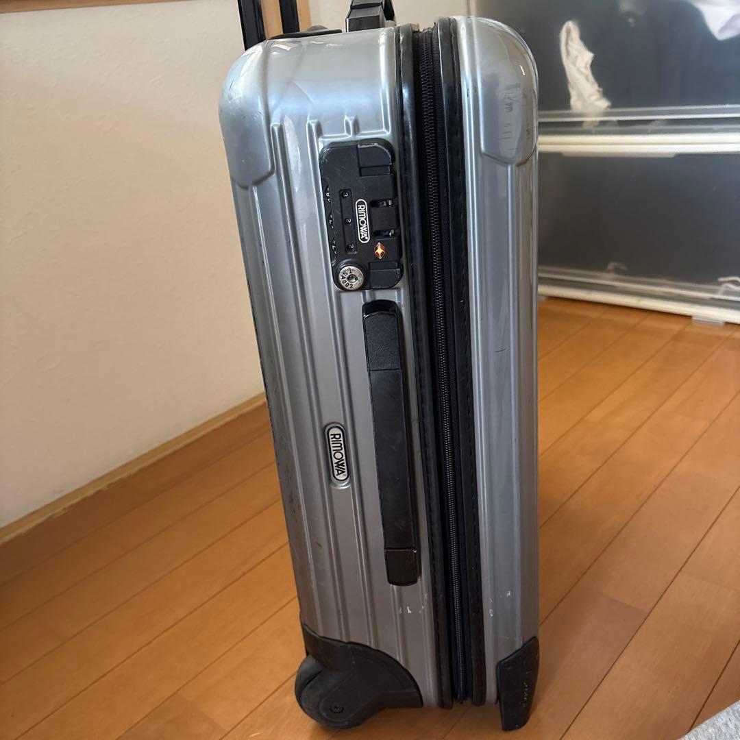 シルバー のキャリーケース