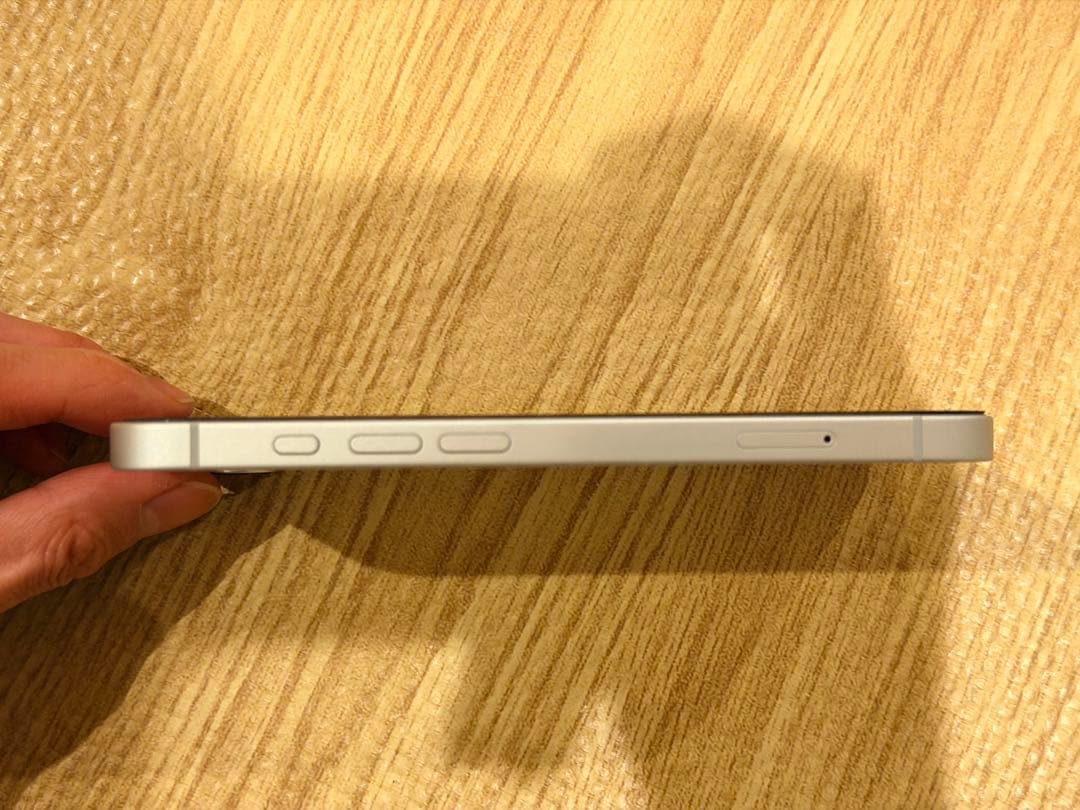 美品 Apple iPhone 16e 2024年販売 ホワイト 128GB