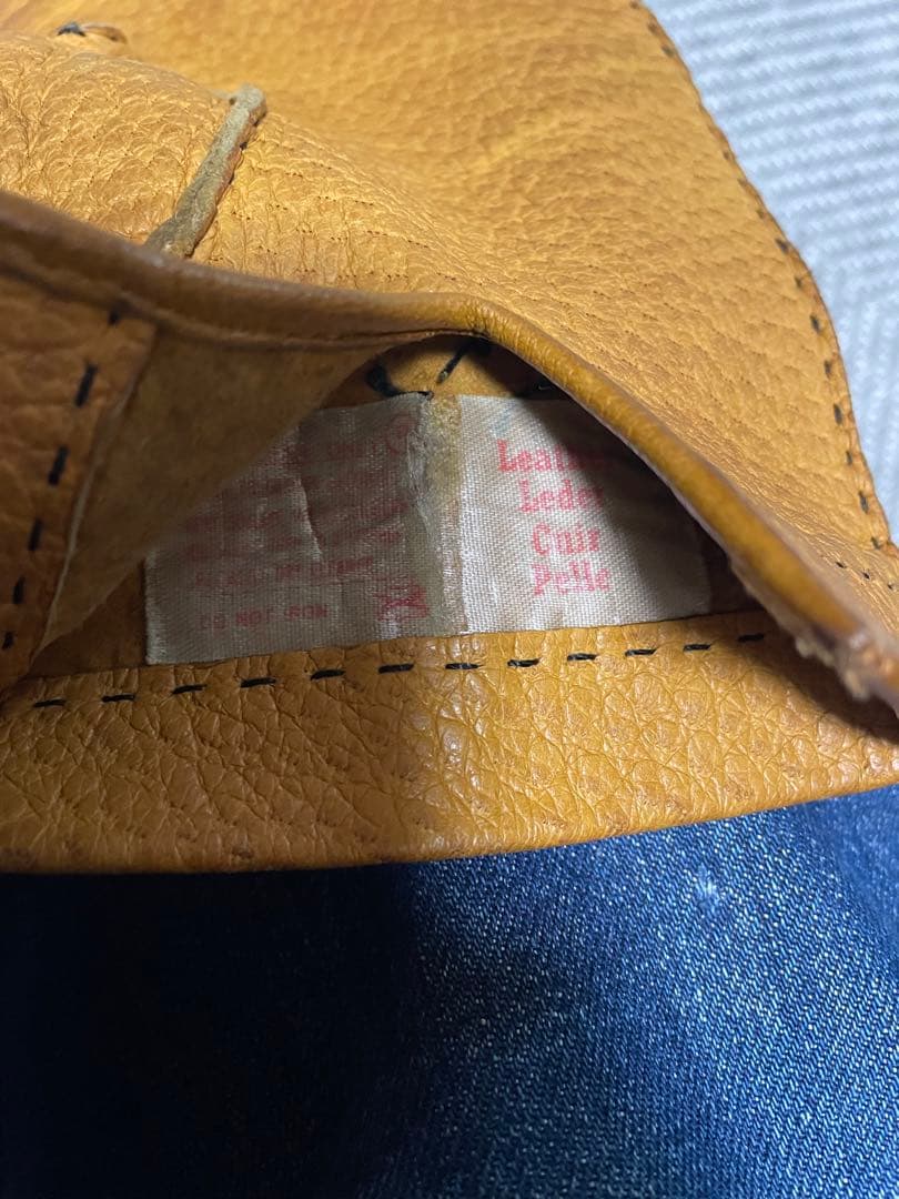 デンツの手縫ペッカリーグローブ。