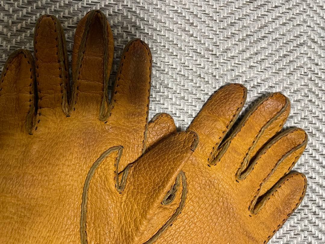 デンツの手縫ペッカリーグローブ。