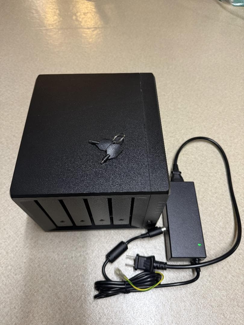 Synology DS918+ NAS 4ベイ【初期化済】