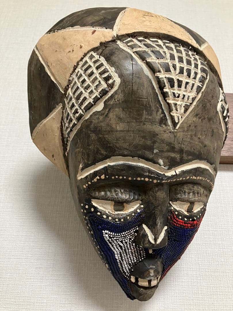 アフリカ 木製マスク ビーズ装飾