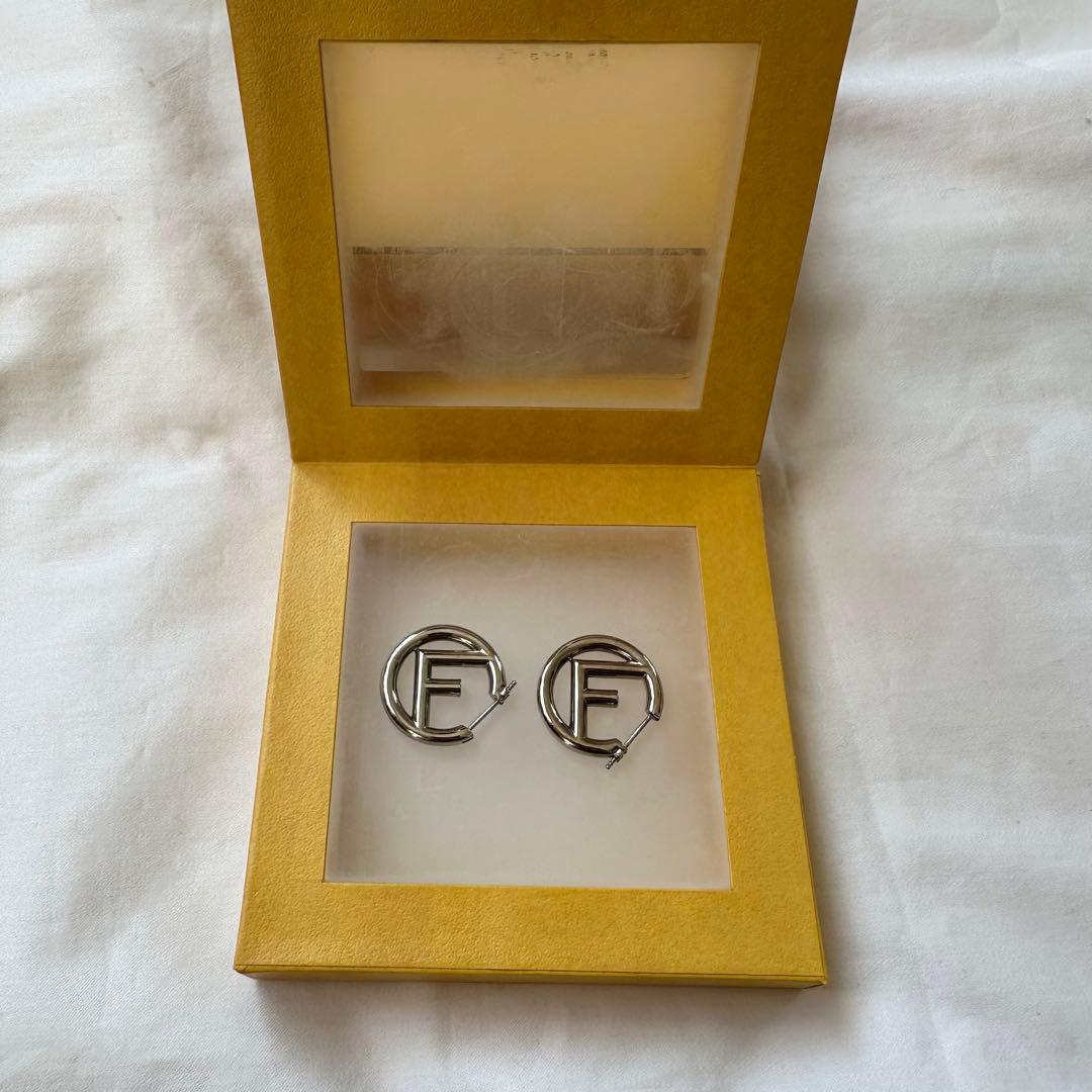 ⭐︎FENDI シルバー エフイズフェンディーピアス　シルバー