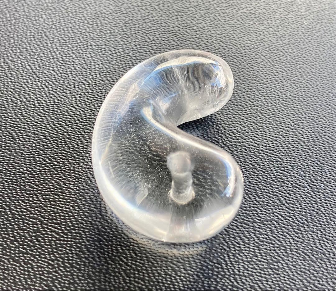 究極品質　超希少幻の銘石　現代に蘇った伝説の国産水晶　山梨黒平鉱山産水晶の勾玉