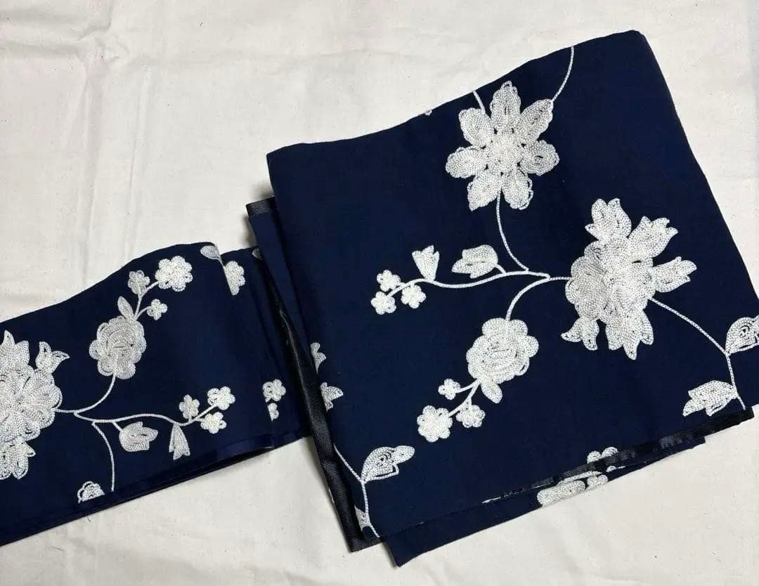 Berry工房　豪華で緻密な刺繍の、しっとり紺色のフリル帯