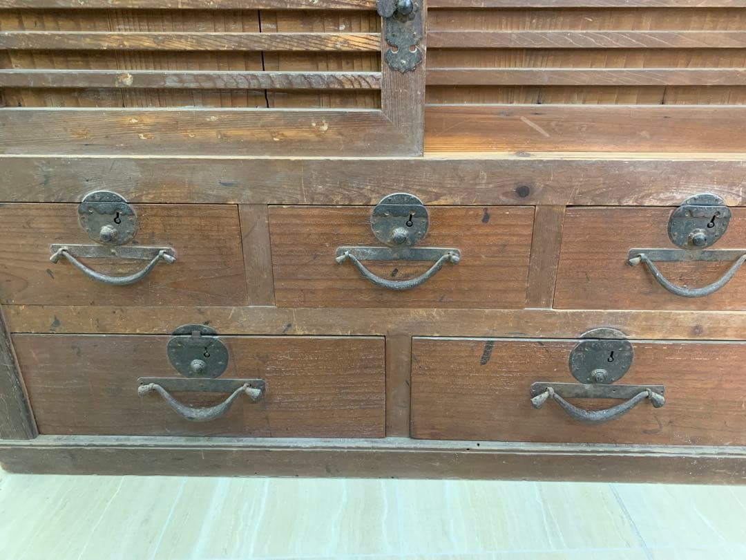 和箪笥　伝統的な木製箪笥 引き出し多