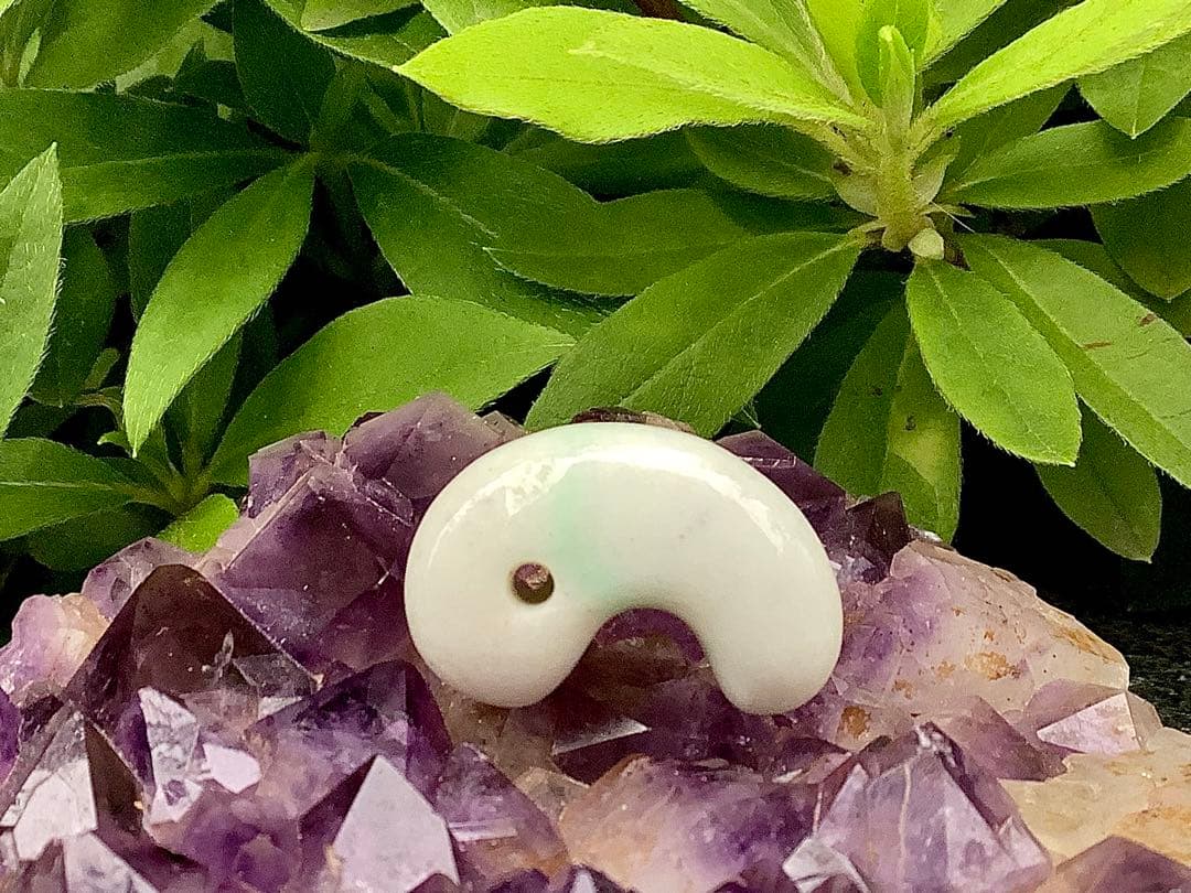 ✳綺麗な淡い緑入り　糸魚川翡翠勾玉　本物の守護石　お守りにお身近に　鑑別書取得付