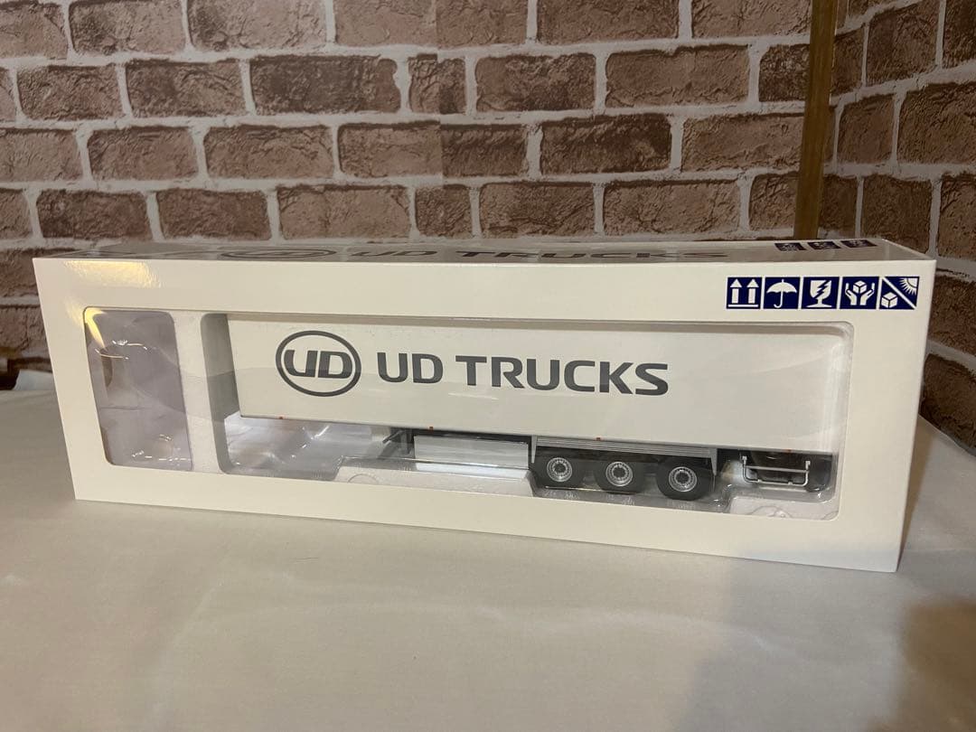 1/43 UDトラックス トラクターヘッド&セミトレーラーセット