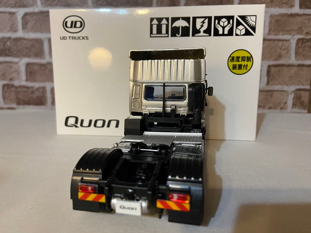 1/43 UDトラックス トラクターヘッド&セミトレーラーセット