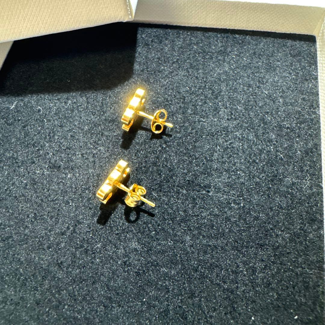 CELINEトリオンフ スタッドピアス