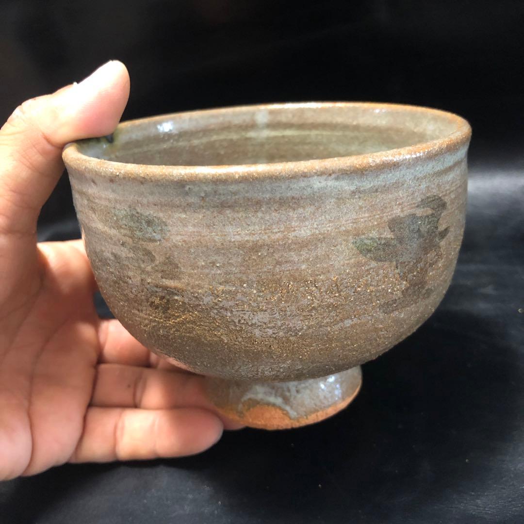 可憐な古美術◾️蔵から高台の高い謎の字が書かれた抹茶茶碗が出てきました。茶道具