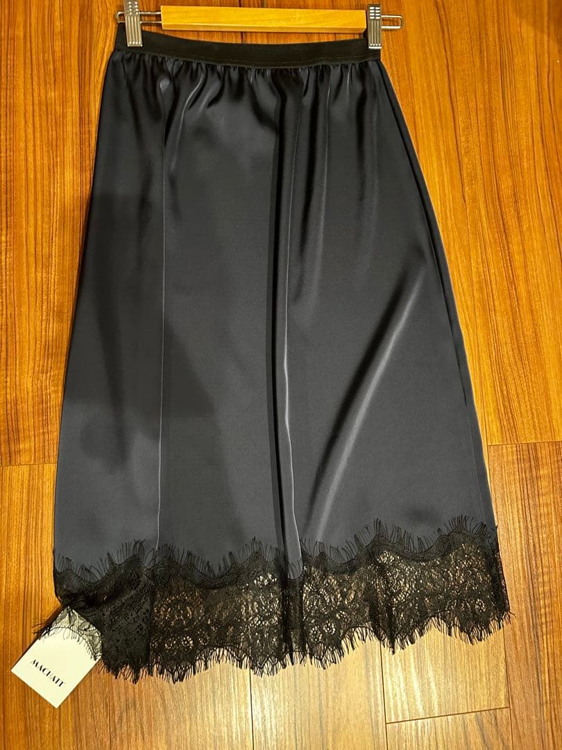 マチャット　ネイビー サテンフレアスカート レース付き
