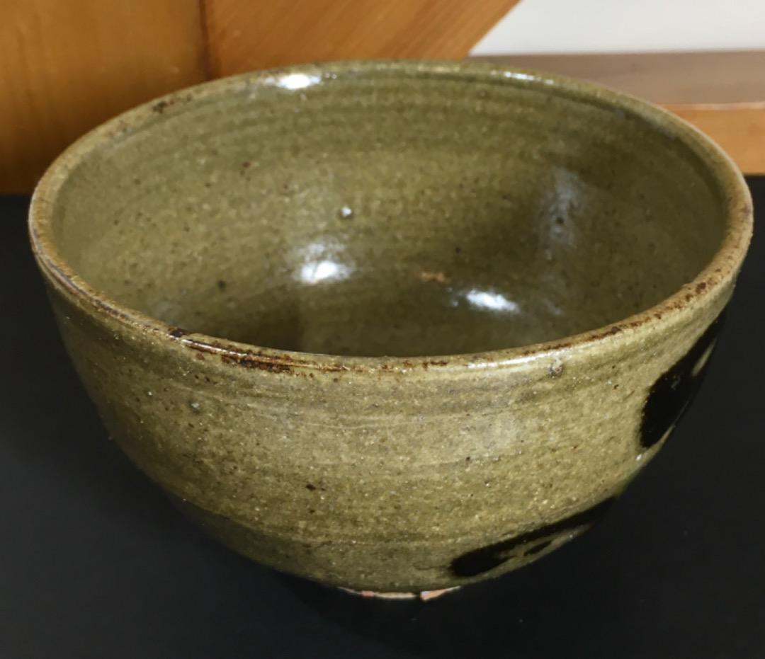 ○【丸田正美】茶碗　黒牟田焼　伊羅保唐草文　共箱　茶道具