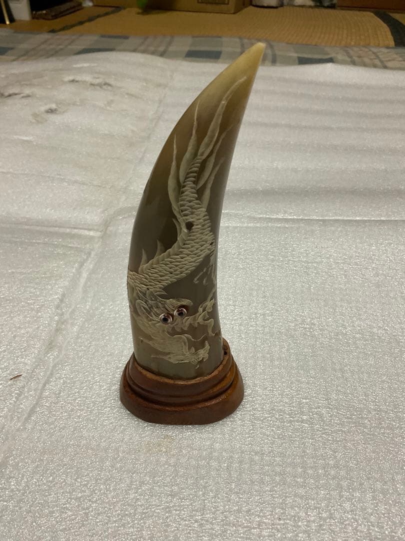 水牛の角の彫物　置物。台座は木製。【角にはドラゴンが彫られております】。