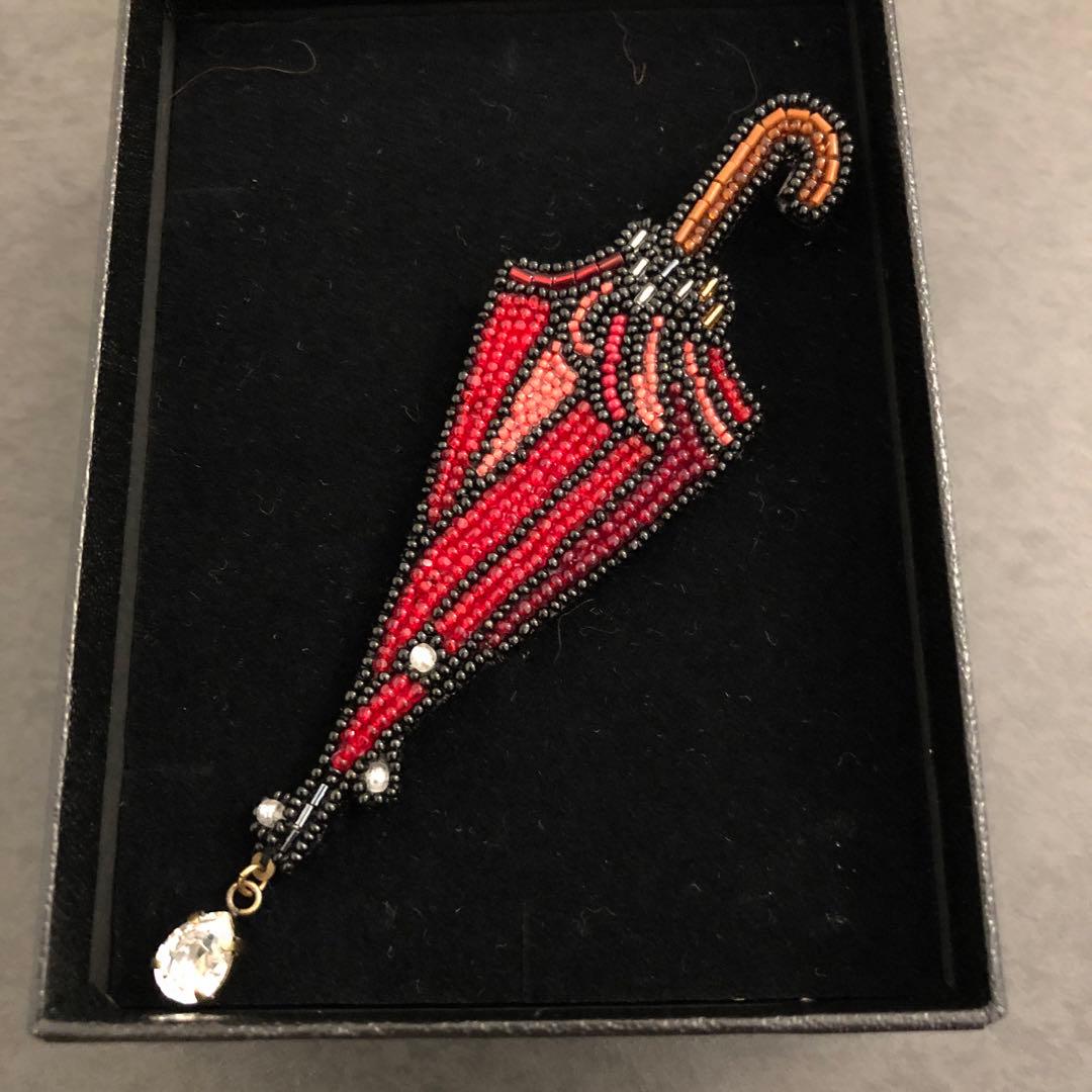 シ*ス様 ブローチ 赤い傘 小林モー子