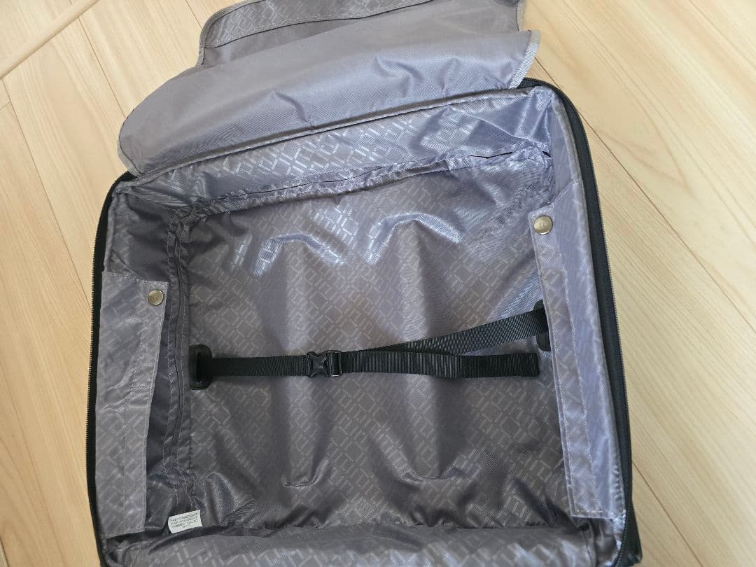 黒のキャリーケース