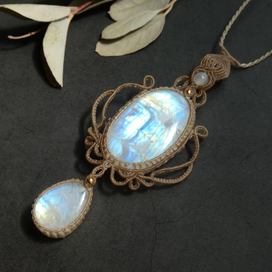 レインボームーンストーンのマクラメネックレス