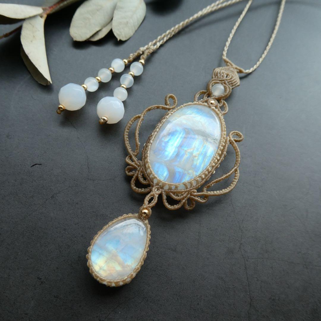 レインボームーンストーンのマクラメネックレス