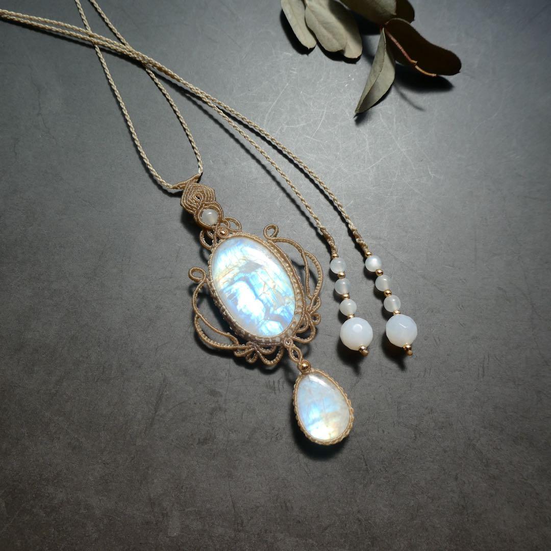 レインボームーンストーンのマクラメネックレス