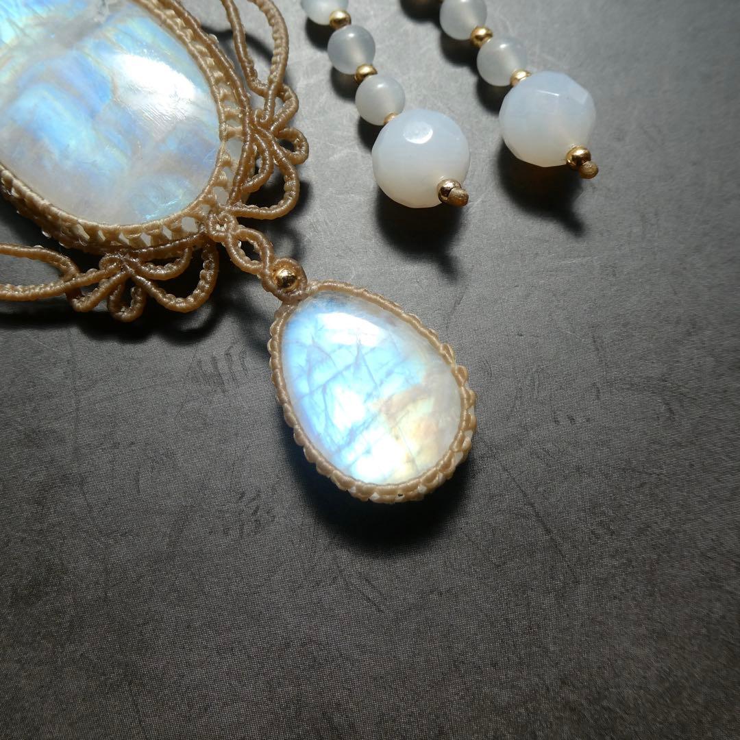 レインボームーンストーンのマクラメネックレス