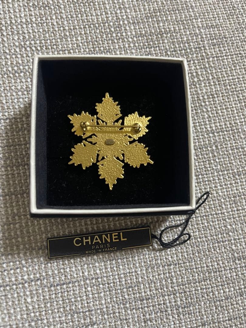 CHANEL 雪の結晶型ブローチ 金色