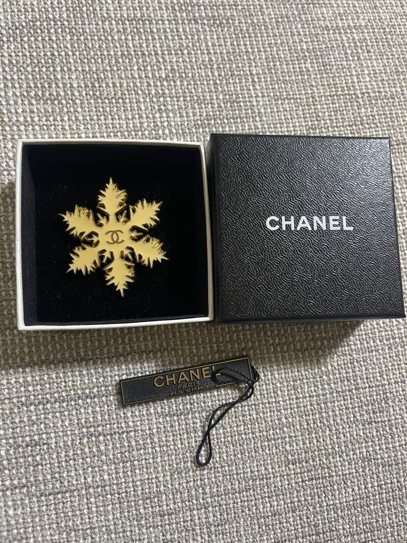 CHANEL 雪の結晶型ブローチ 金色