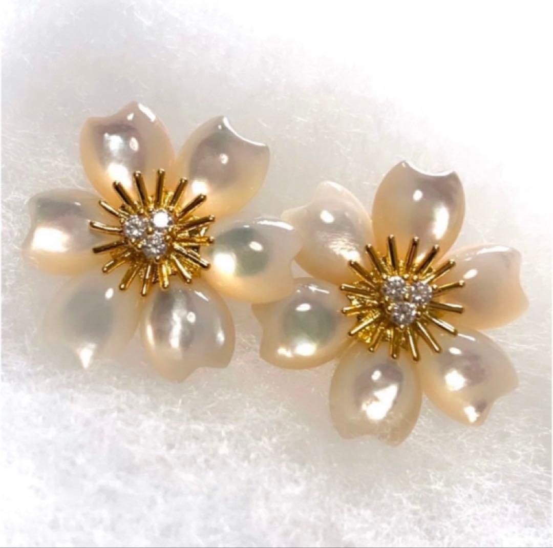 YG ホワイト フラワー ピアス