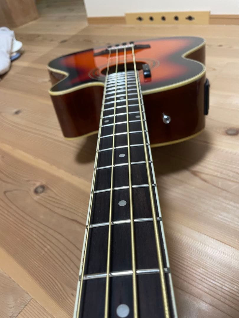 Sepia Crueアコースティックベース サンバースト