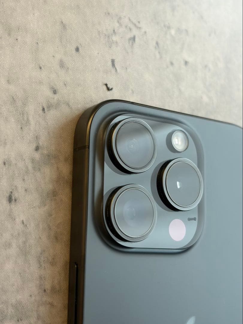 Apple iPhone15 proブラックチタニウム256G SIMフリー