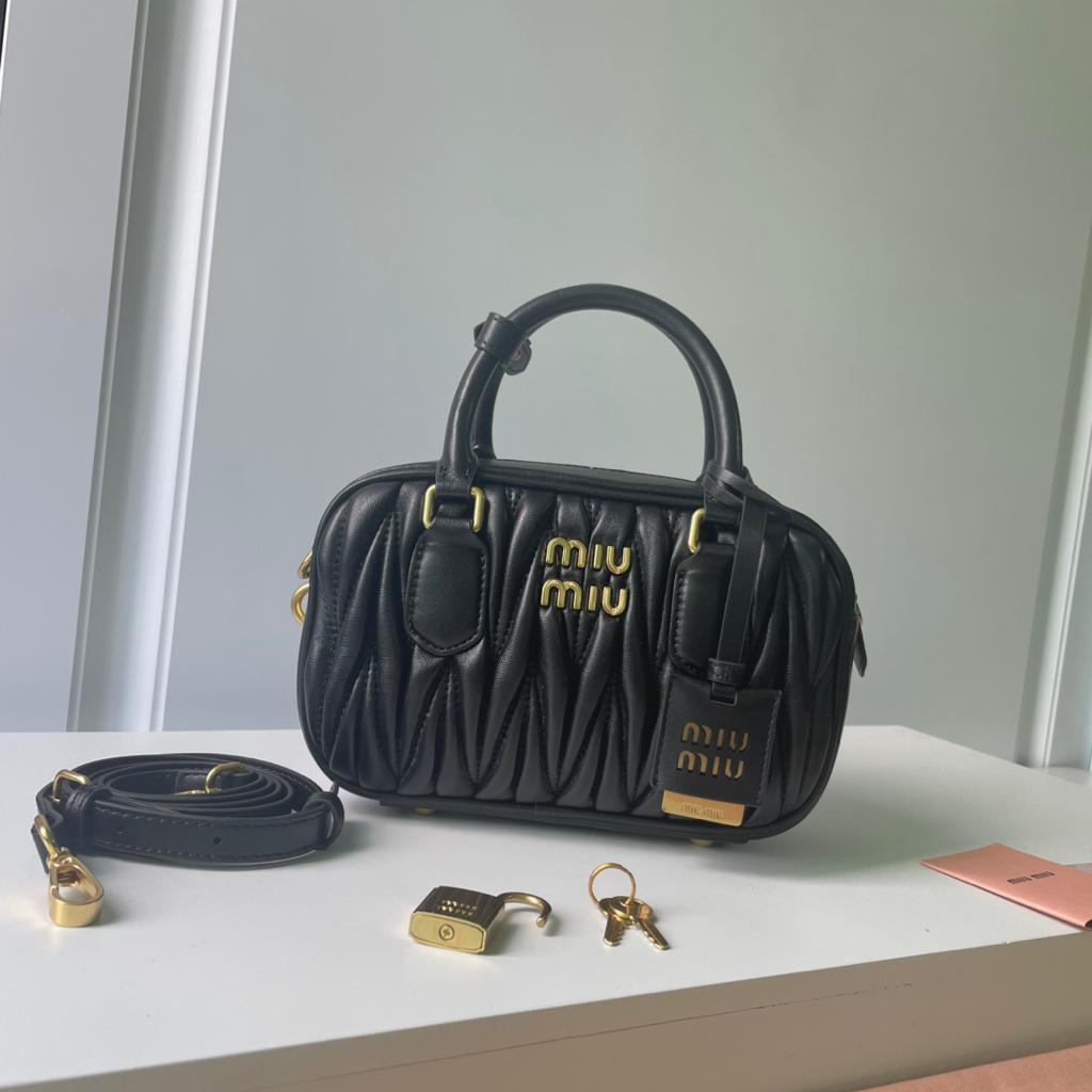 早い者勝ち ブラック キルティングポーチ