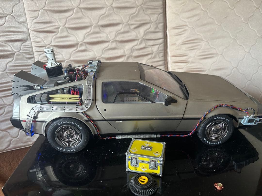 デロリアン ミニカー 1/18 LEDライト付き ディアゴスティーニ完成品