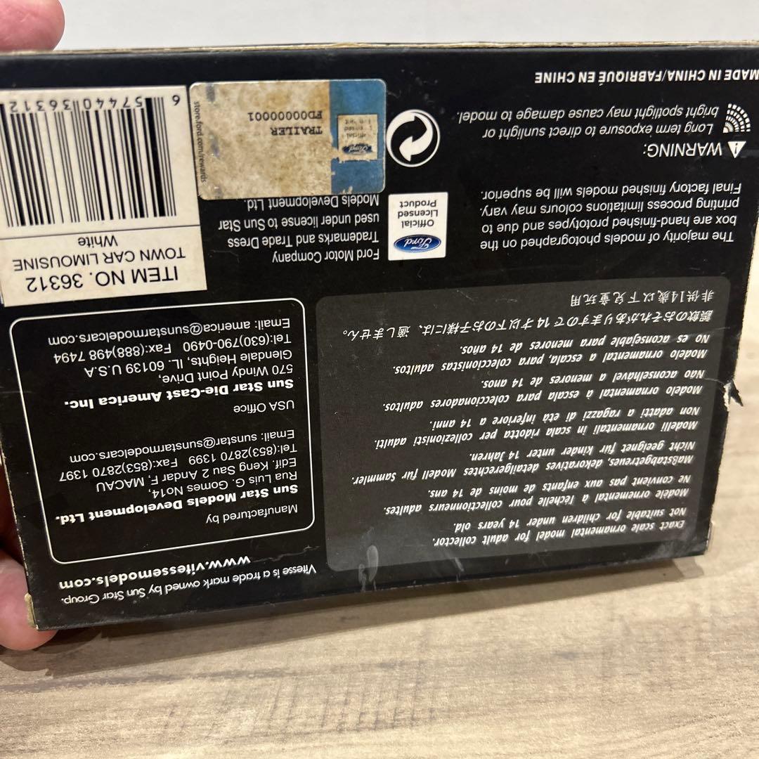 LINCOLNタウンカー　ミニカー　模型　リンカーン　リムジン　アメリカ