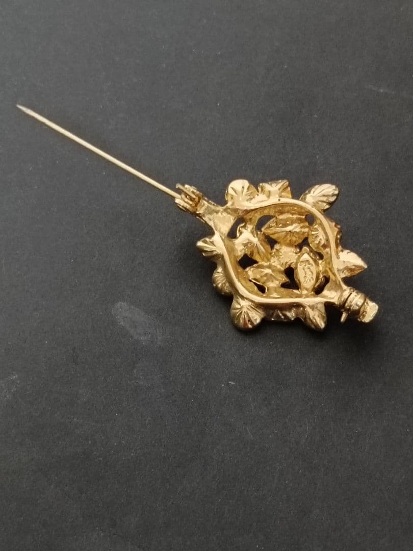 イヴサンローラン　ブローチ　ゴールド　ストーン　付属品なし