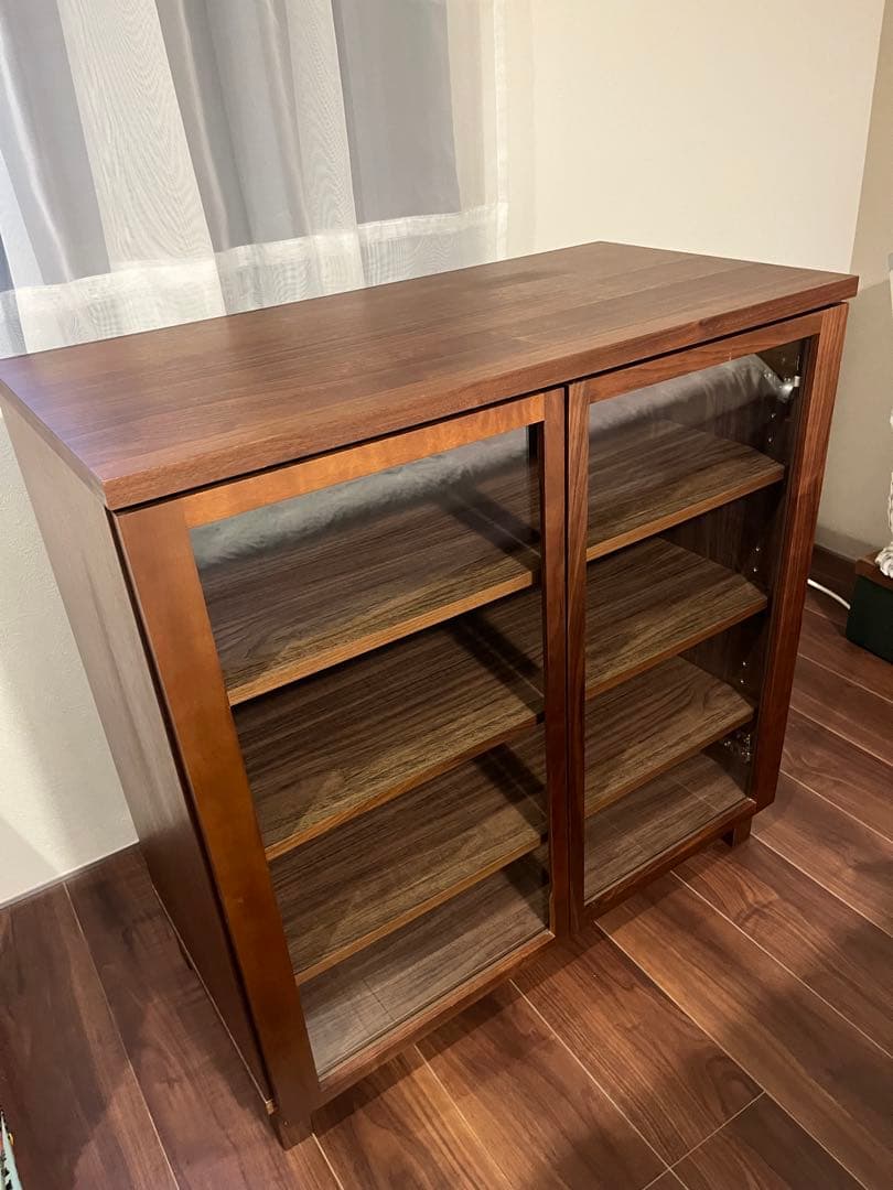 無印良品　木製キャビネット ウォールナット材　ガラス扉　脚付き