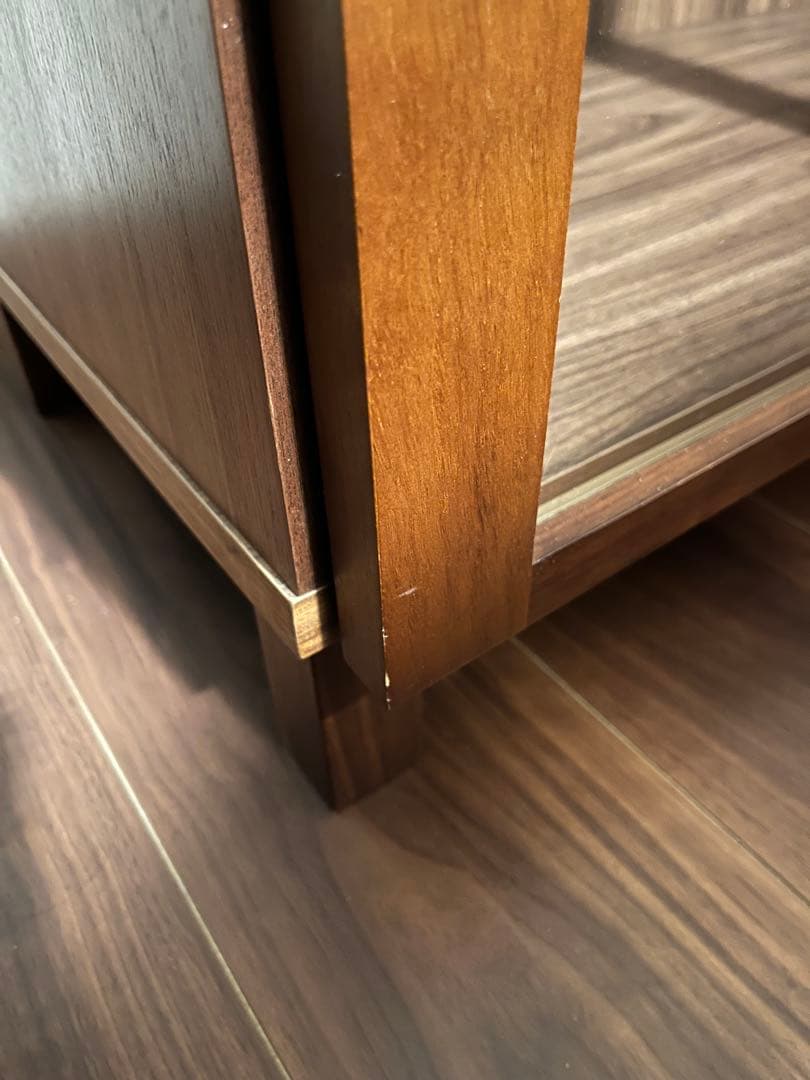 無印良品　木製キャビネット ウォールナット材　ガラス扉　脚付き