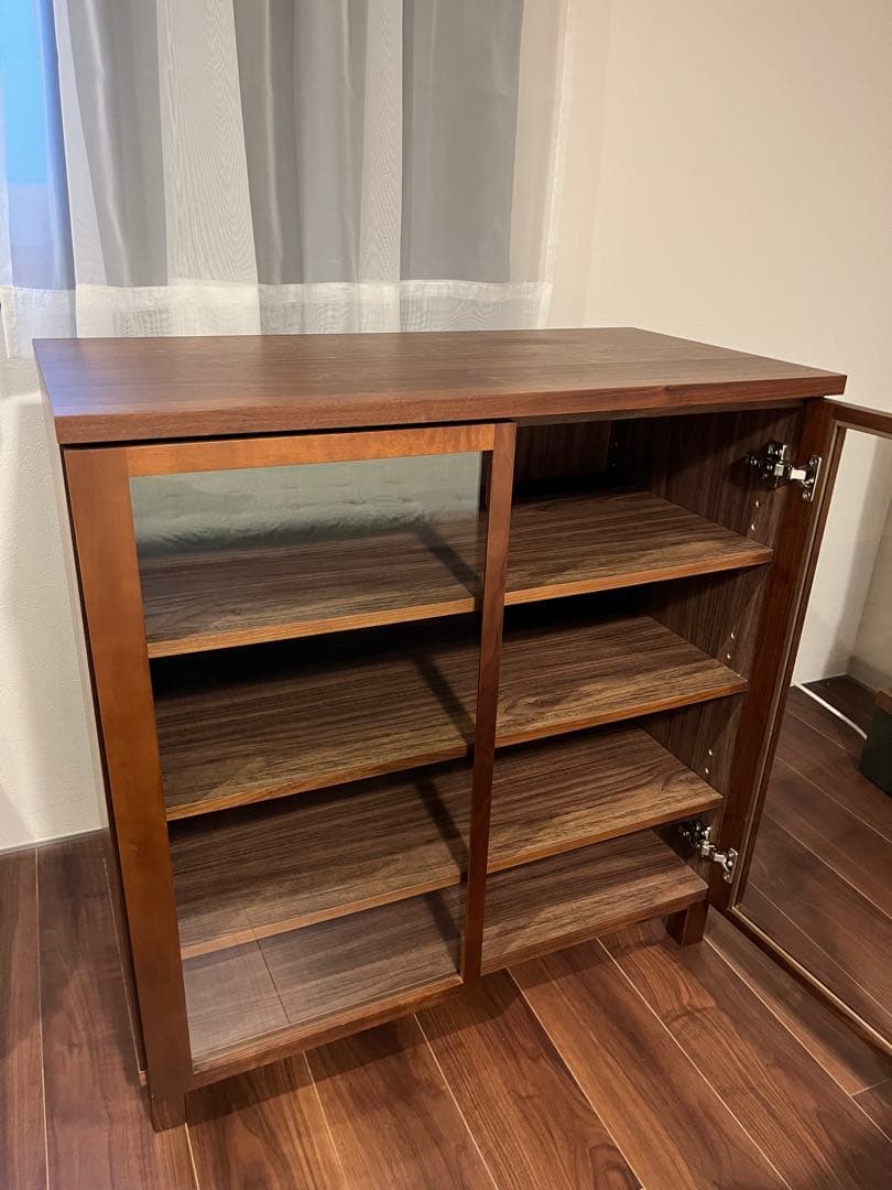 無印良品　木製キャビネット ウォールナット材　ガラス扉　脚付き
