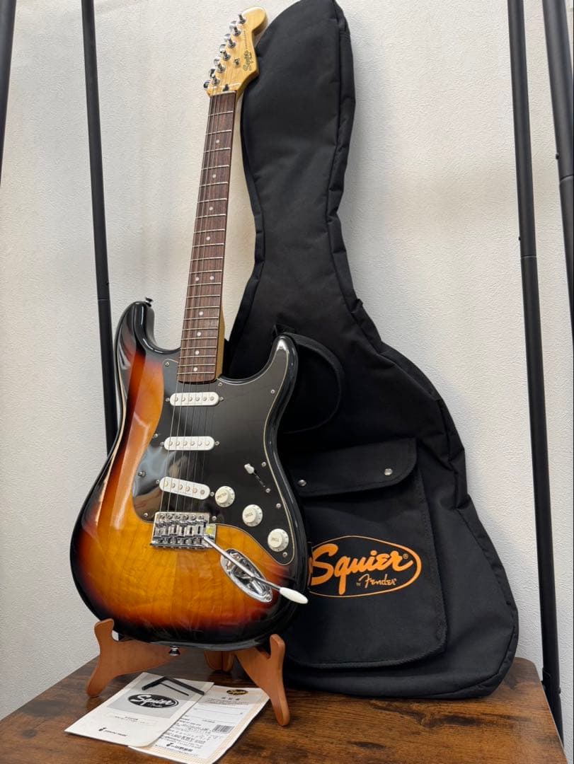 Squier ストラトキャスター サンバースト/ピックガードブラック