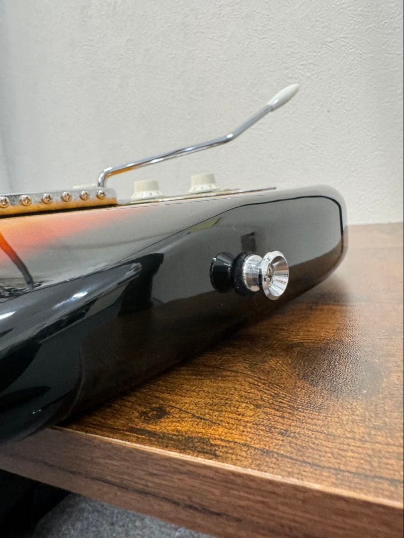 Squier ストラトキャスター サンバースト/ピックガードブラック