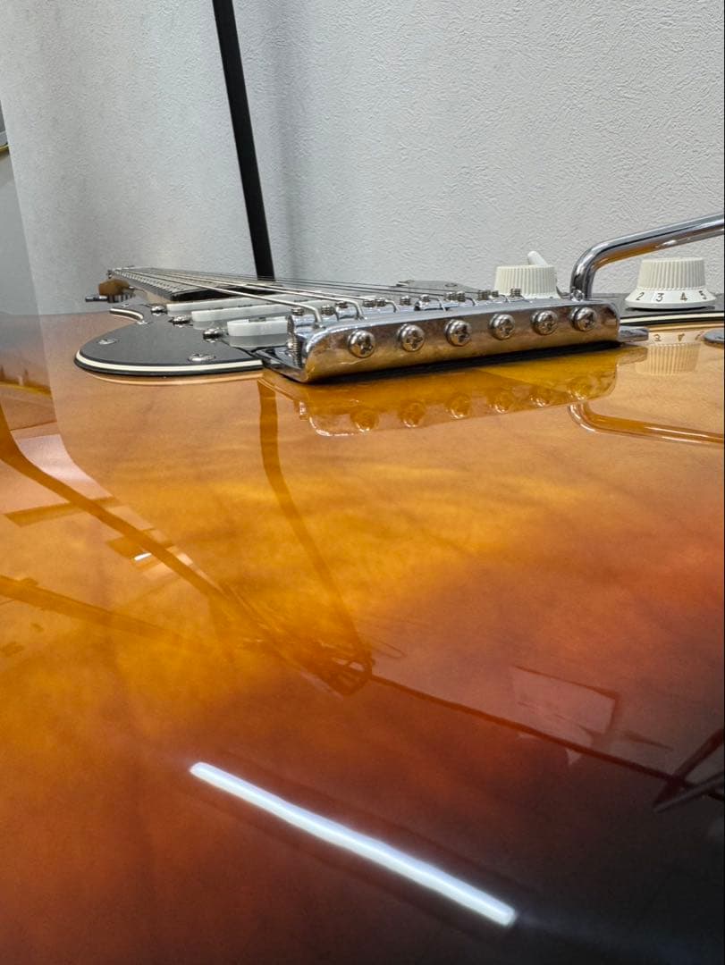 Squier ストラトキャスター サンバースト/ピックガードブラック