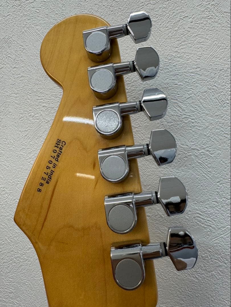 Squier ストラトキャスター サンバースト/ピックガードブラック