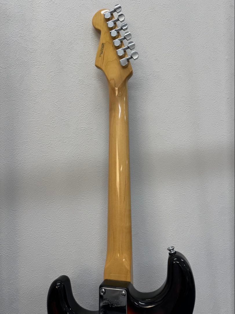 Squier ストラトキャスター サンバースト/ピックガードブラック