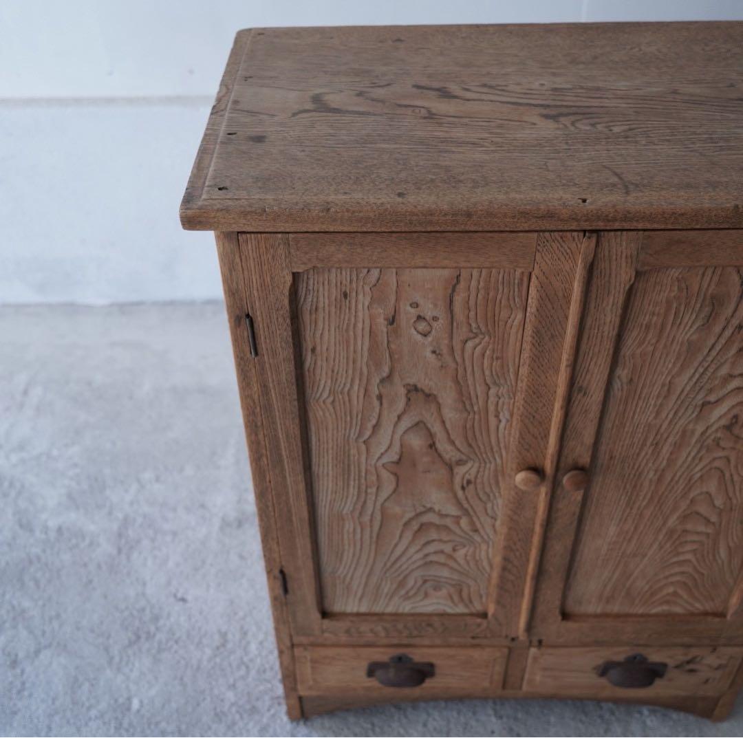 開き戸のキャビネット