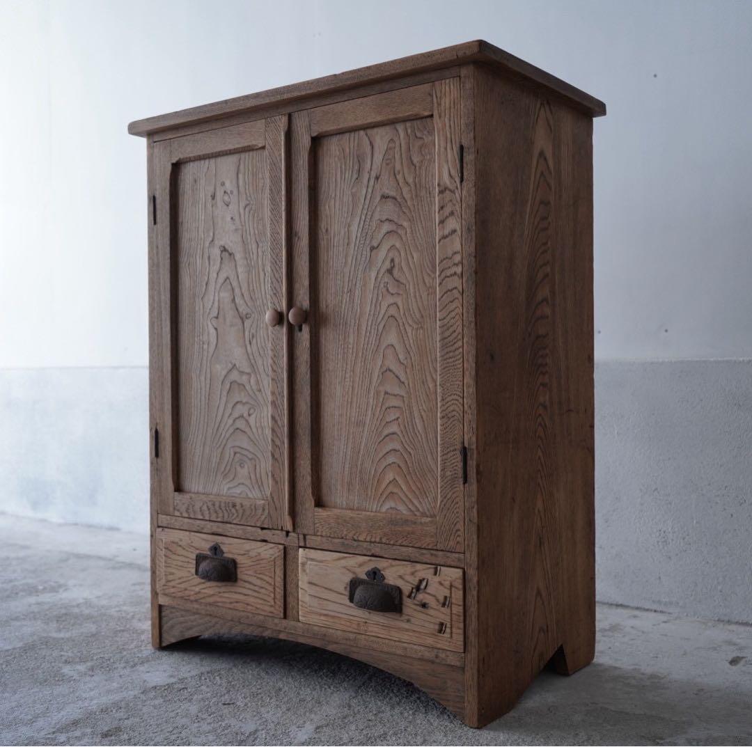 開き戸のキャビネット