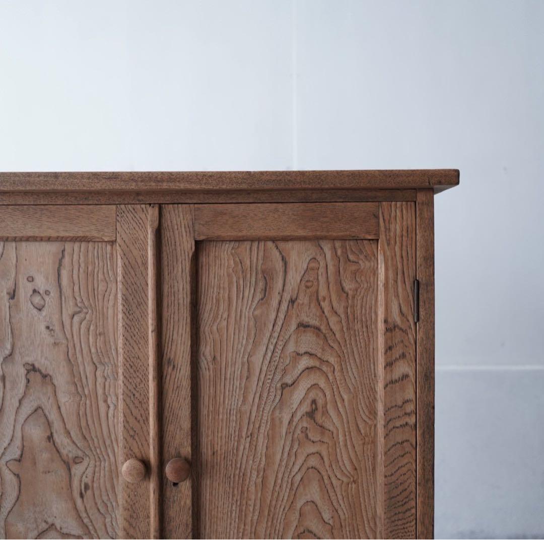 開き戸のキャビネット