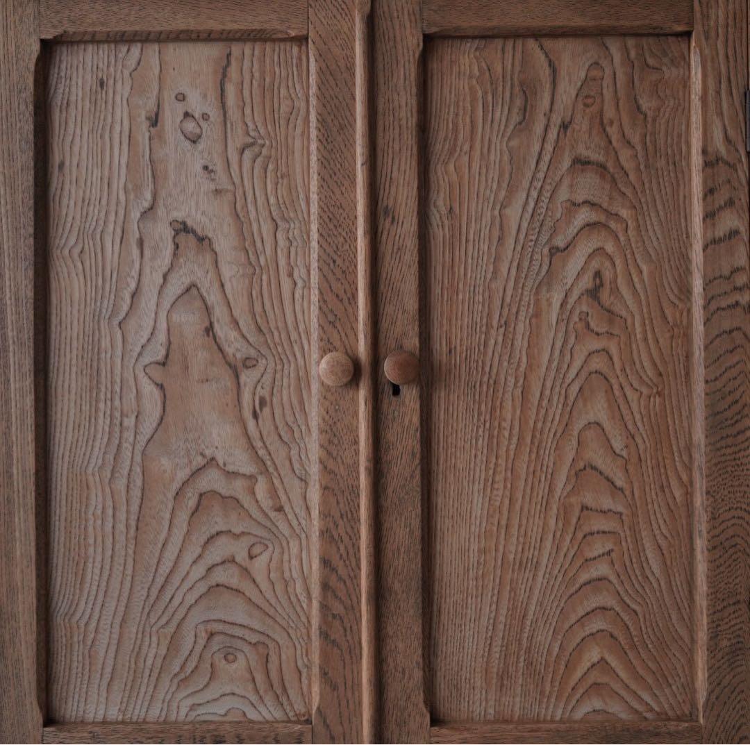 開き戸のキャビネット