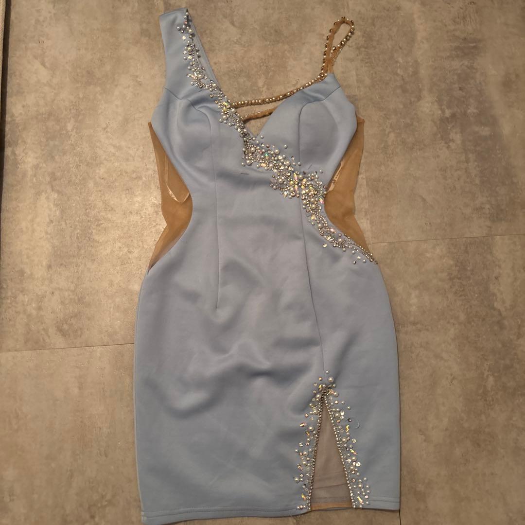 ビーズ装飾付きライトブルータイトドレス