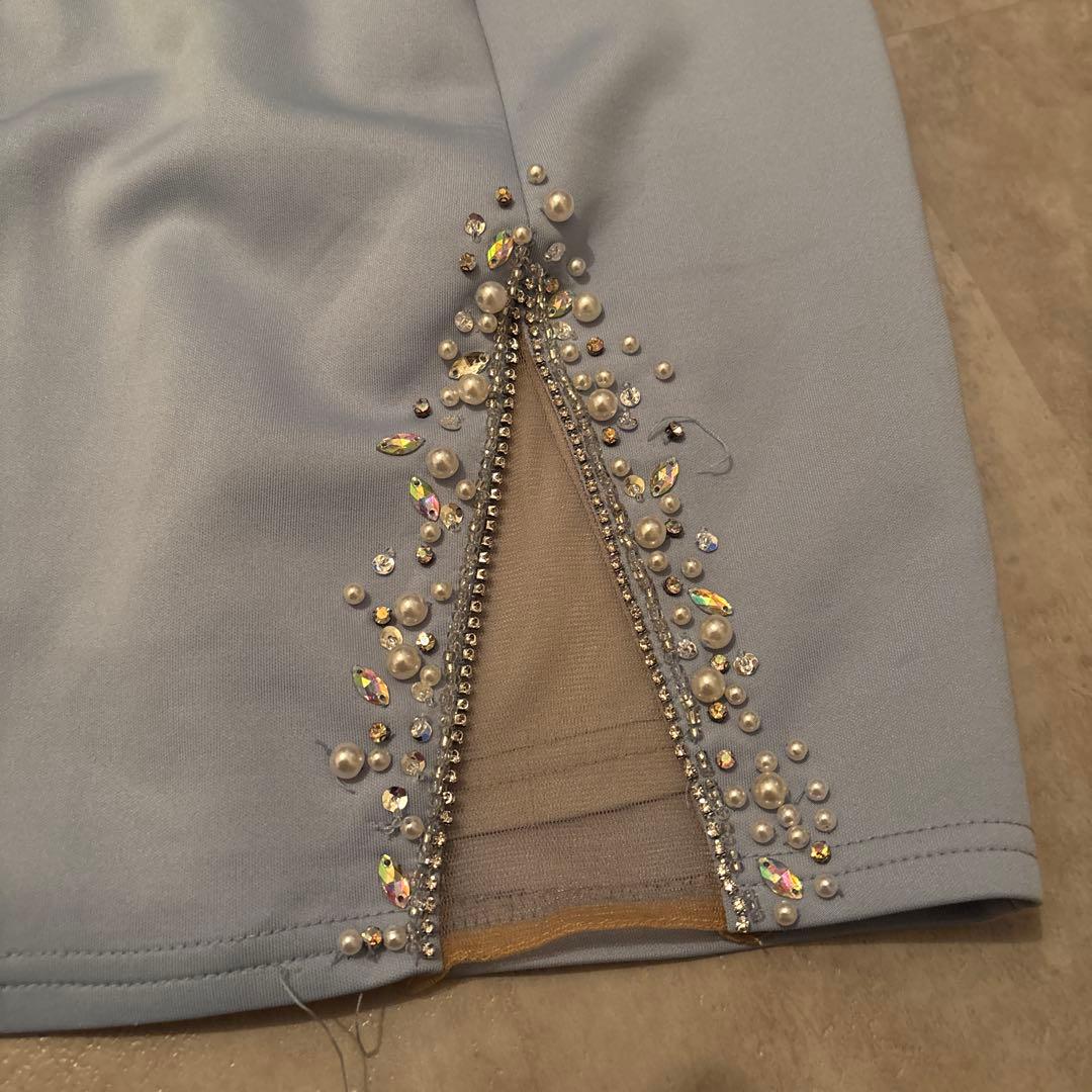 ビーズ装飾付きライトブルータイトドレス