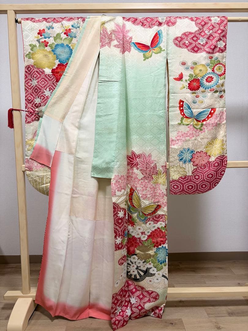 A5 レトロ 蝶に花々 刺繍 金銀彩 薄緑 正絹 袷 振袖 着物 成人式 K19